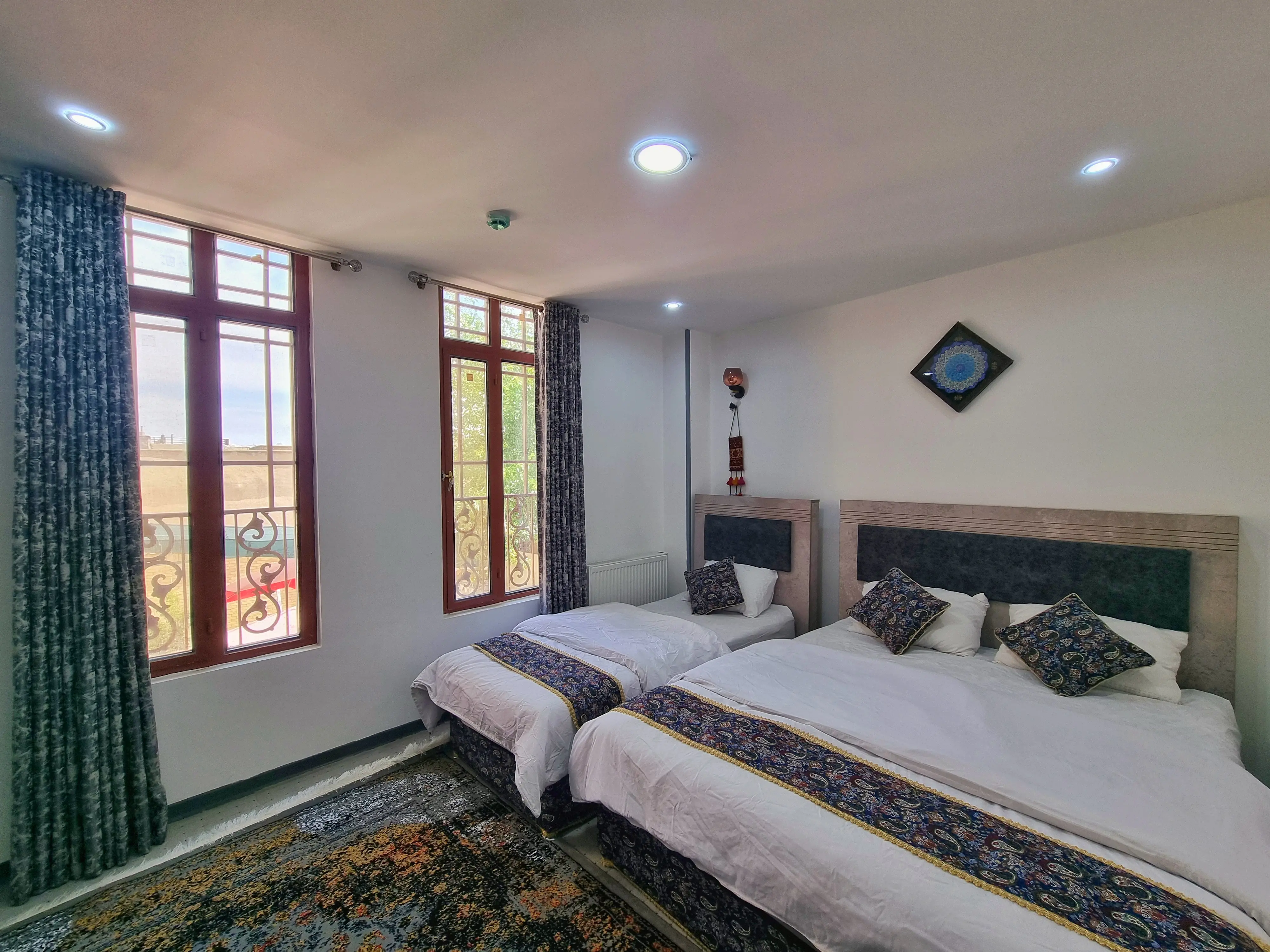 اقامتگاه سنتی سیمرغ شیراز - اتاق 3 تخته (1 تخت 2 نفره 1 تخت 1 نفره)