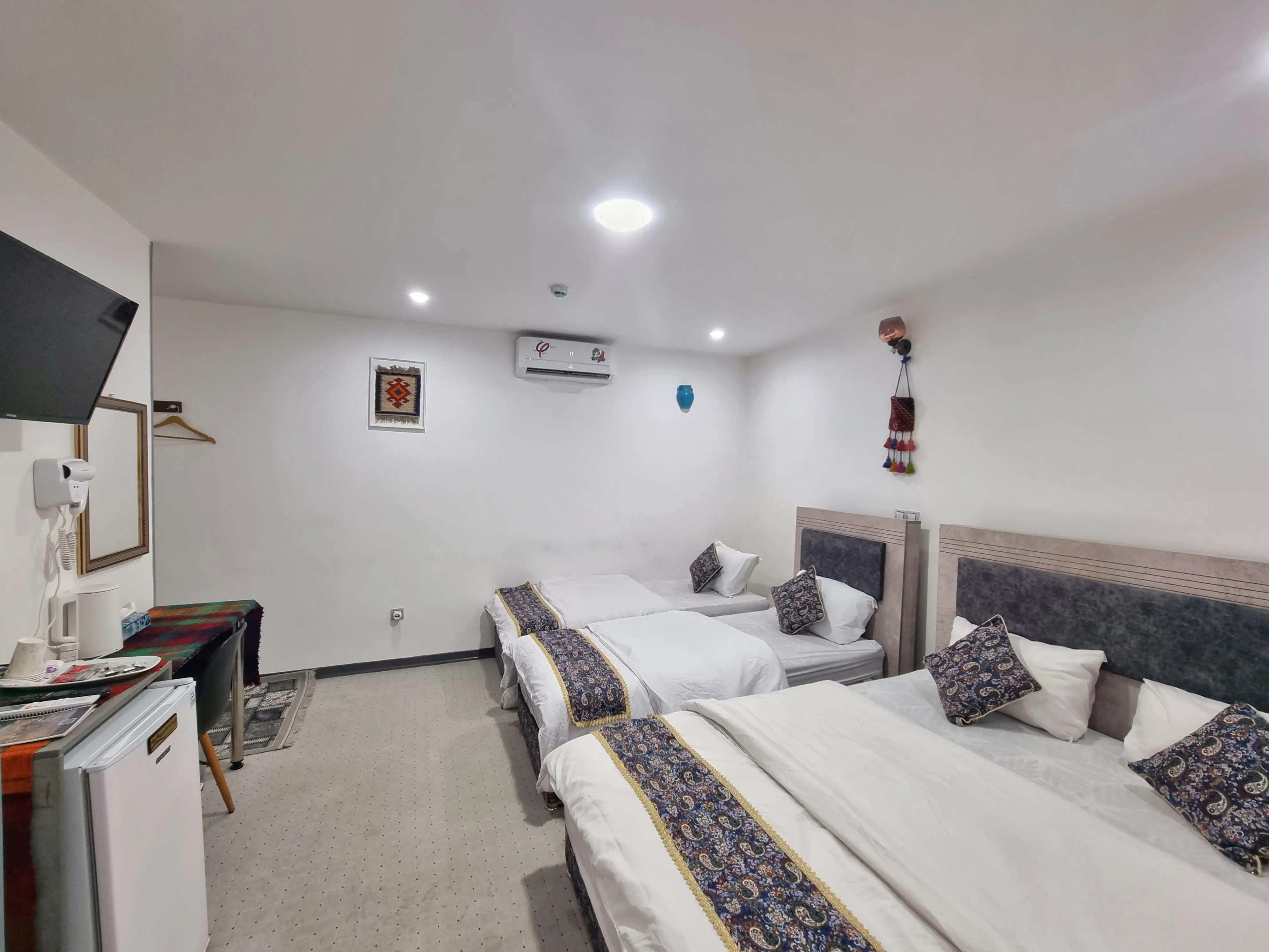 اقامتگاه سنتی سیمرغ شیراز - اتاق 4 تخته (1 تخت 2 نفره 2 تخت 1 نفره)