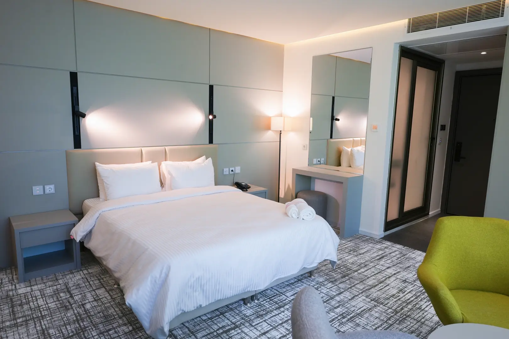 هتل رونیاس شیراز - اتاق 2 تخته (1 تخت 2 نفره)