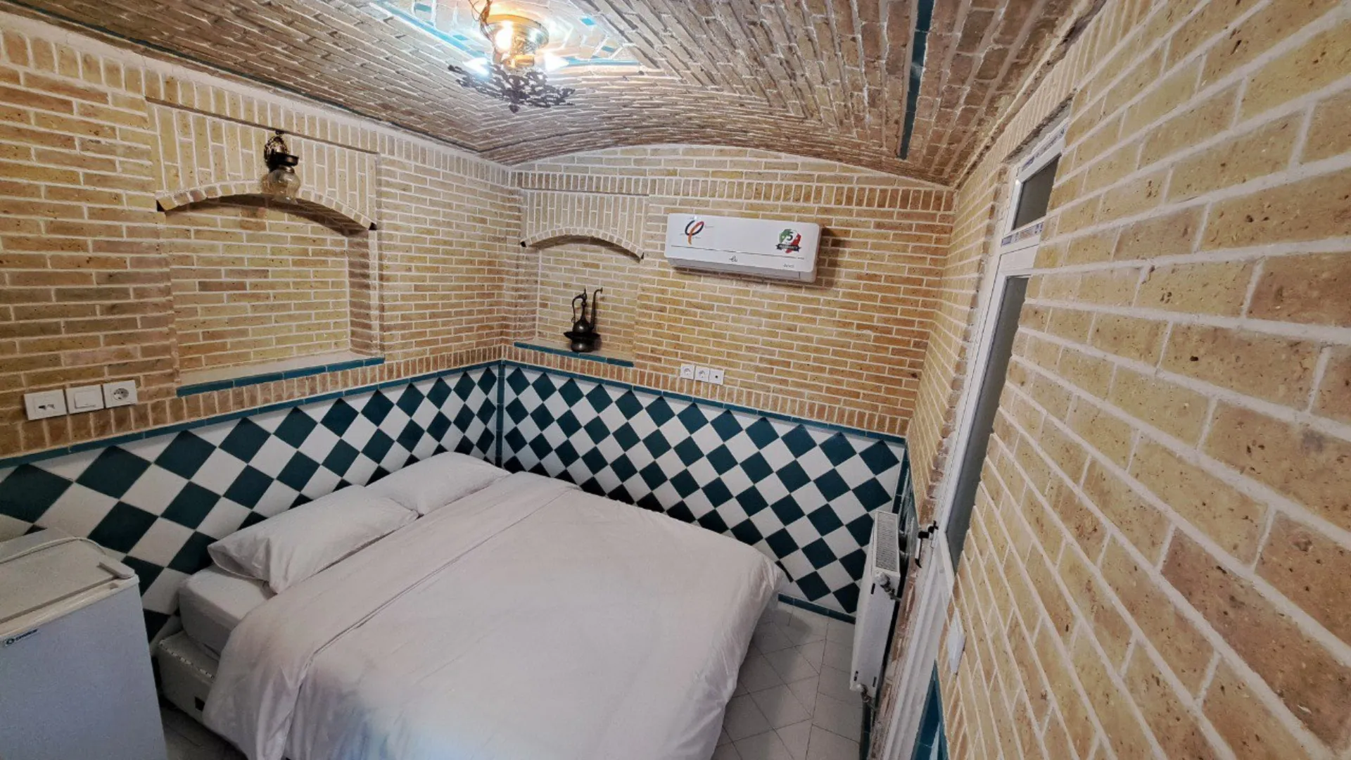 اقامتگاه سنتی طاوسی شیراز - اتاق 2 تخته (1 تخت 2 نفره)