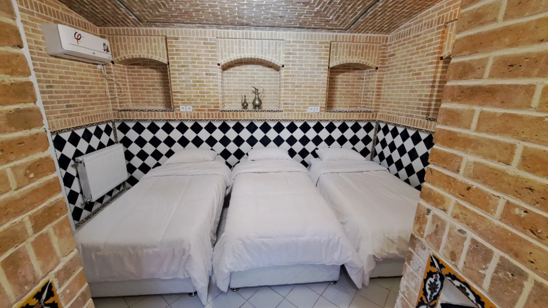 اقامتگاه سنتی طاوسی شیراز - اتاق 3 تخته (3 تخت 1 نفره)