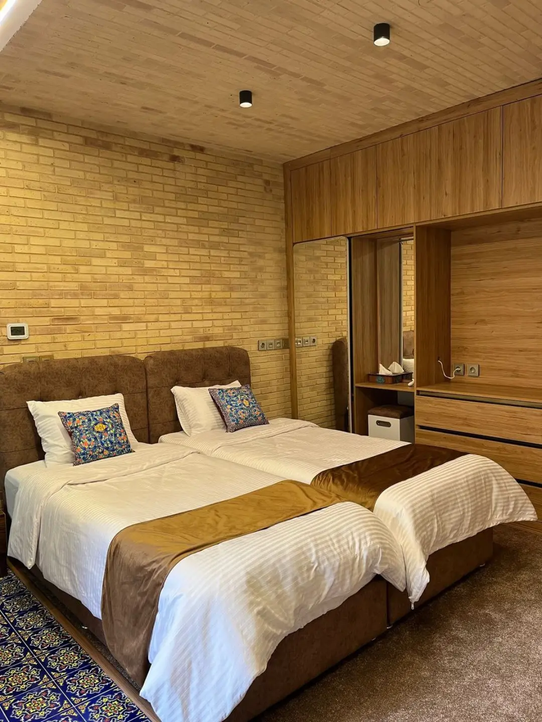 هتل بوتیک گیسو شیراز - اتاق 2 تخته (2 تخت 1 نفره)