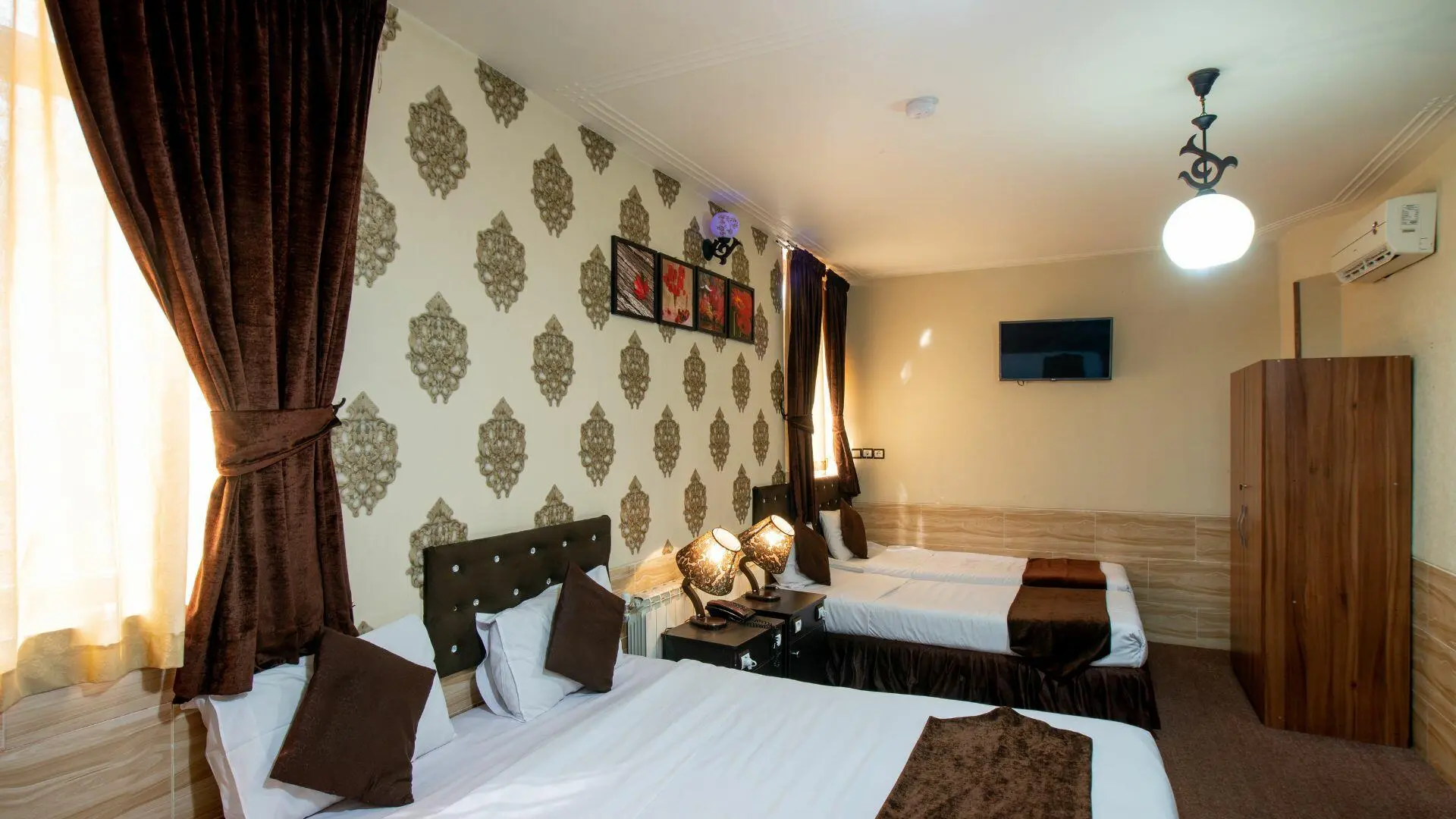 هتل کیوان شیراز - اتاق 4 تخته (1 تخت 2 نفره 2 تخت 1 نفره)