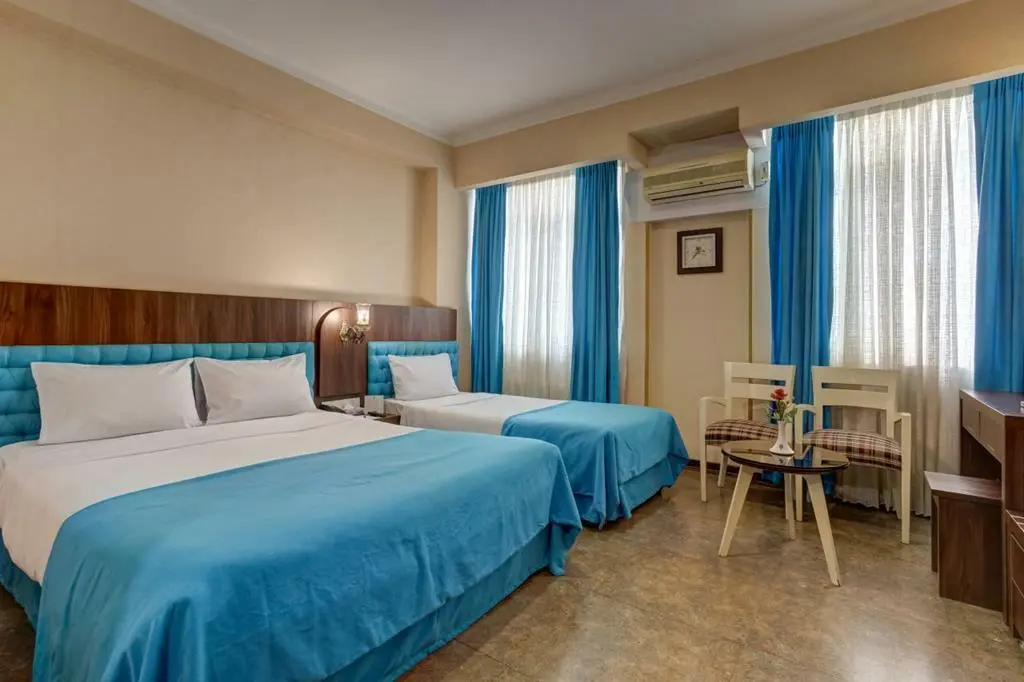 هتل ارگ شیراز - اتاق 3 تخته (1 تخت 2 نفره 1 تخت 1 نفره)