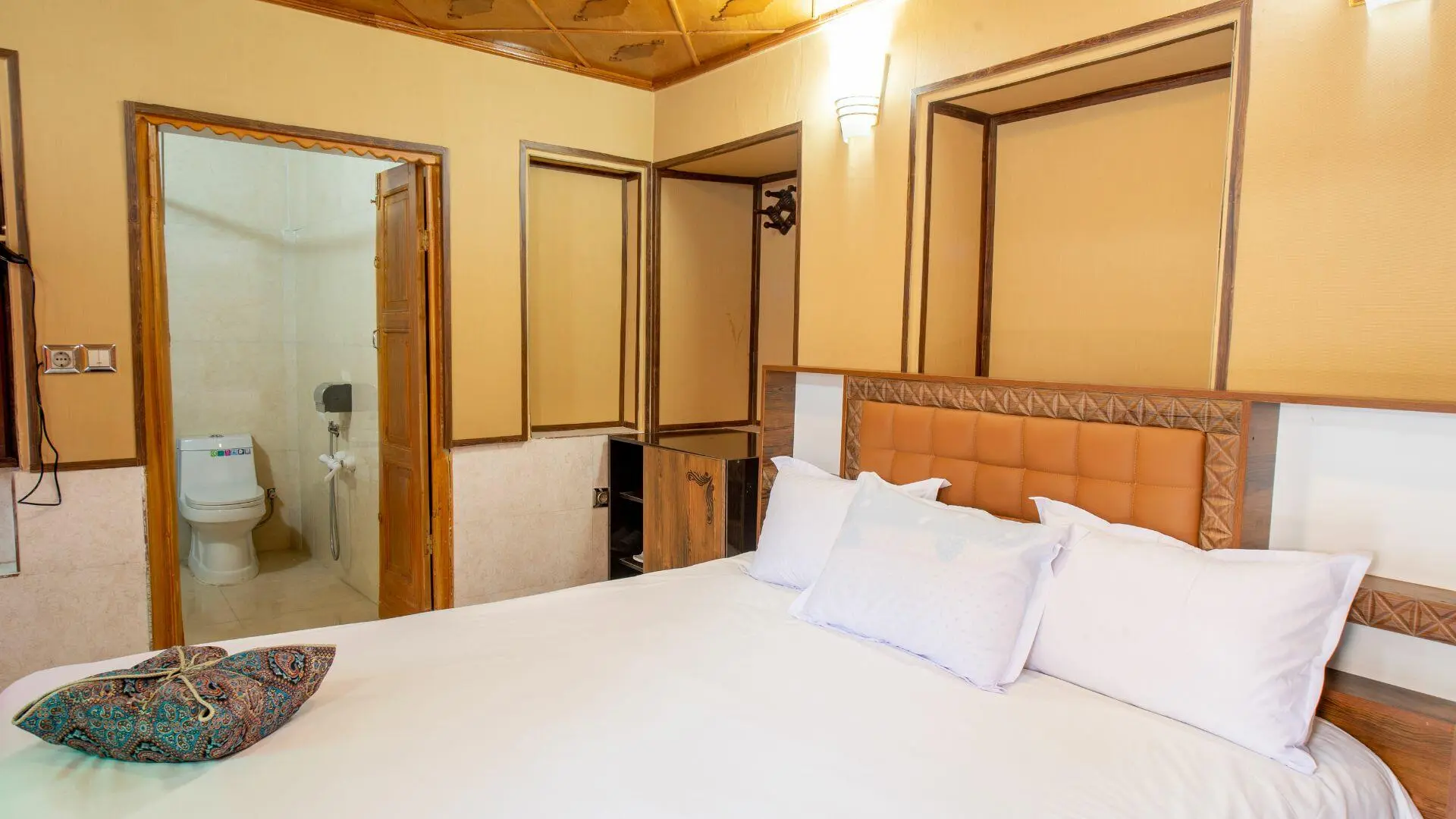 هتل سنتی نیایش شیراز - اتاق 2 تخته (1 تخت 2 نفره)