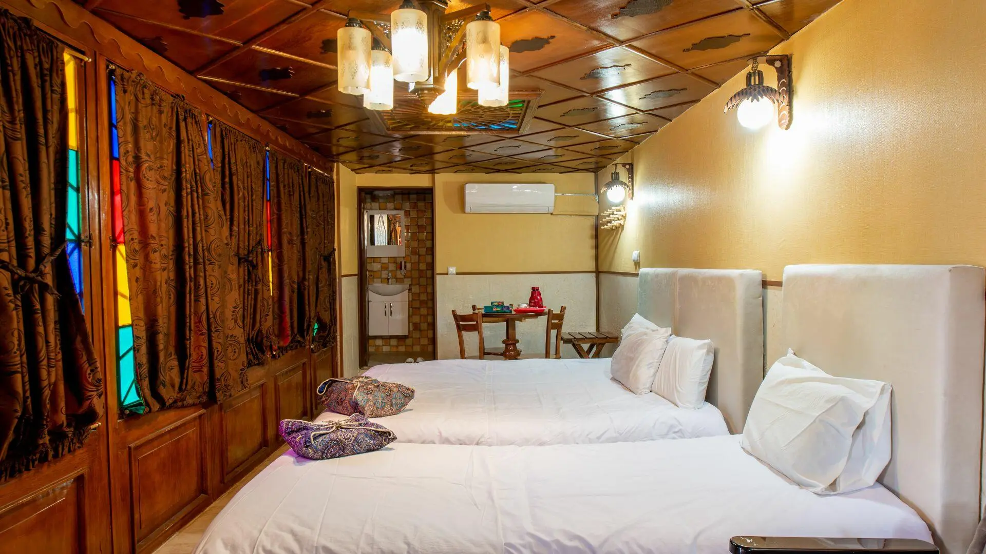 هتل سنتی نیایش شیراز - اتاق 3 تخته (1 تخت 2 نفره 1 تخت 1 نفره)