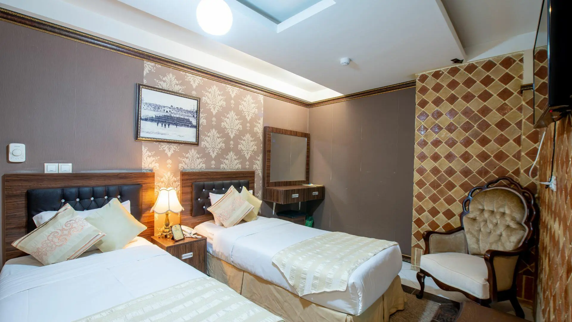 هتل کریم خان شیراز - اتاق 2 تخته (2 تخت 1 نفره)