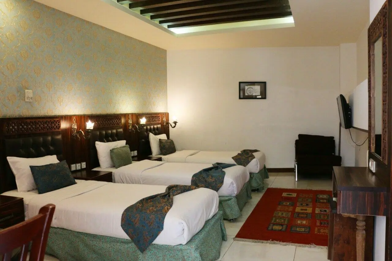 هتل وکیل شیراز - اتاق 3 تخته (3 تخت 1 نفره)