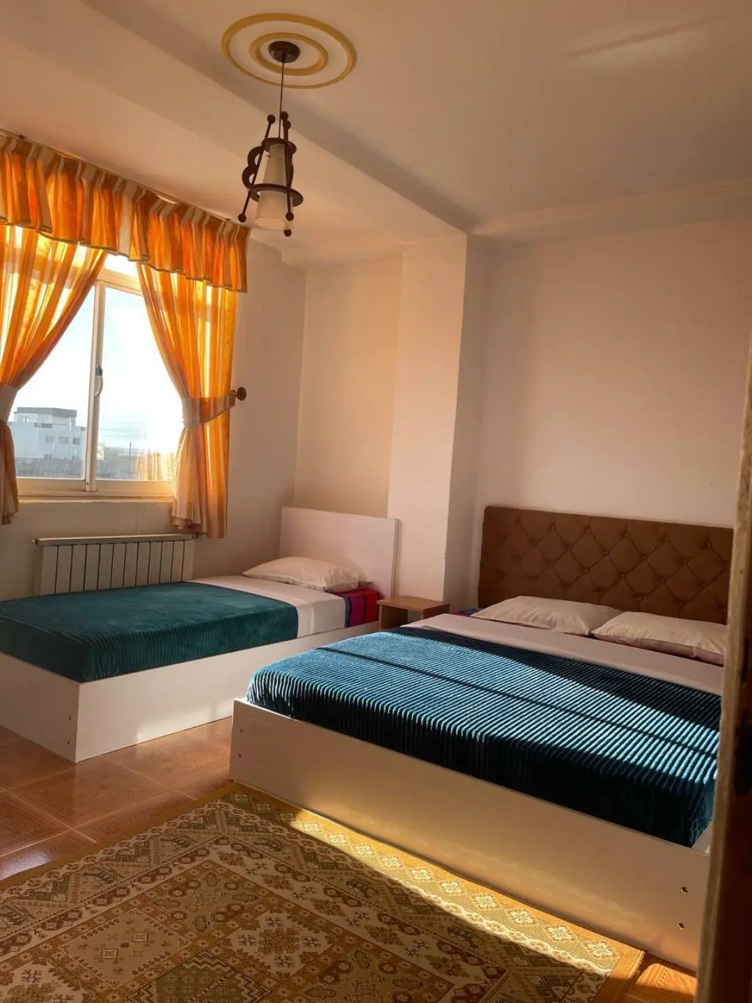 هتل امیران بندر انزلی - اتاق 3 تخته (1 تخت 2 نفره 1 تخت 1 نفره)