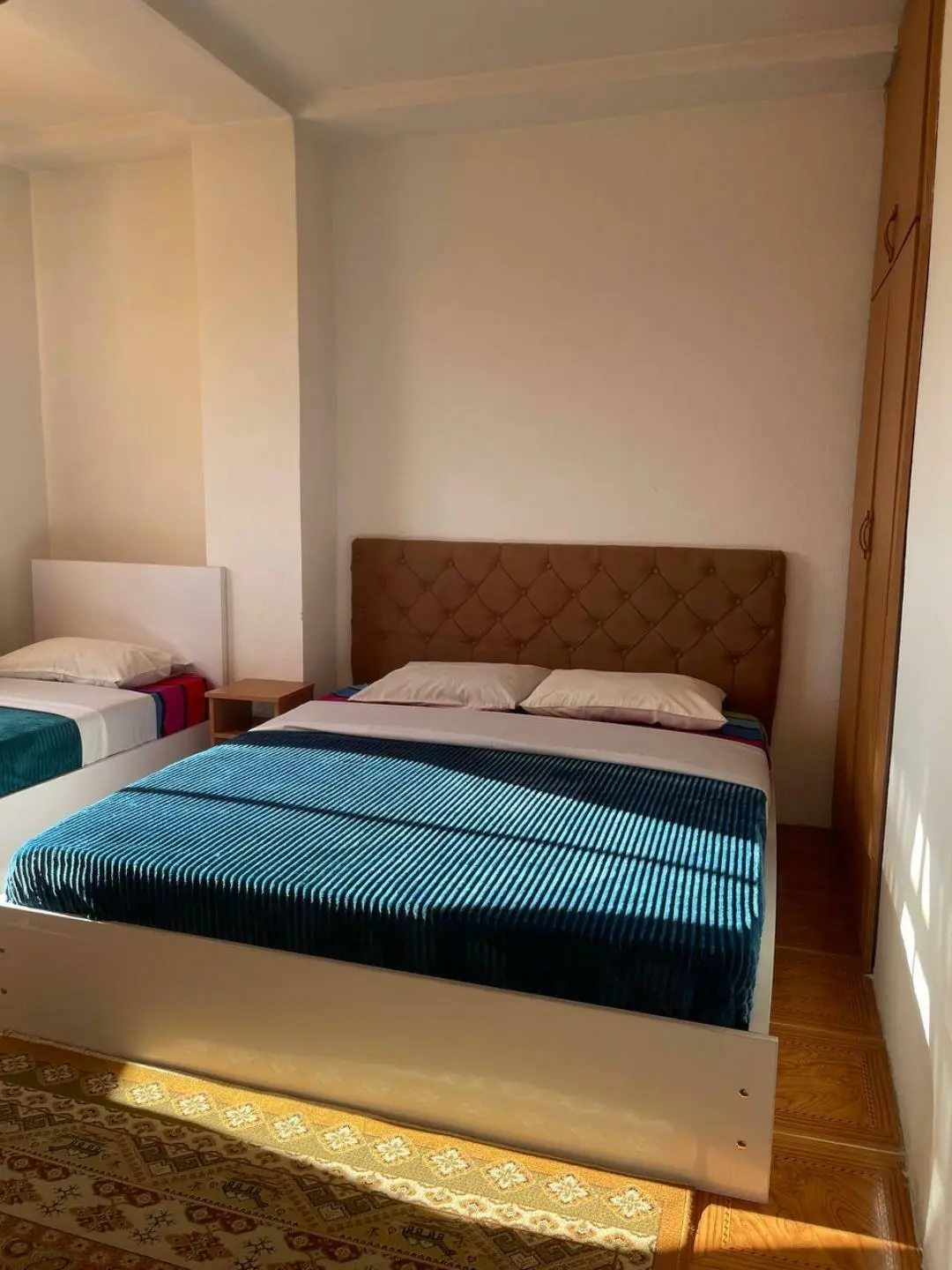 هتل امیران بندر انزلی - اتاق 3 تخته (1 تخت 2 نفره 1 تخت 1 نفره)