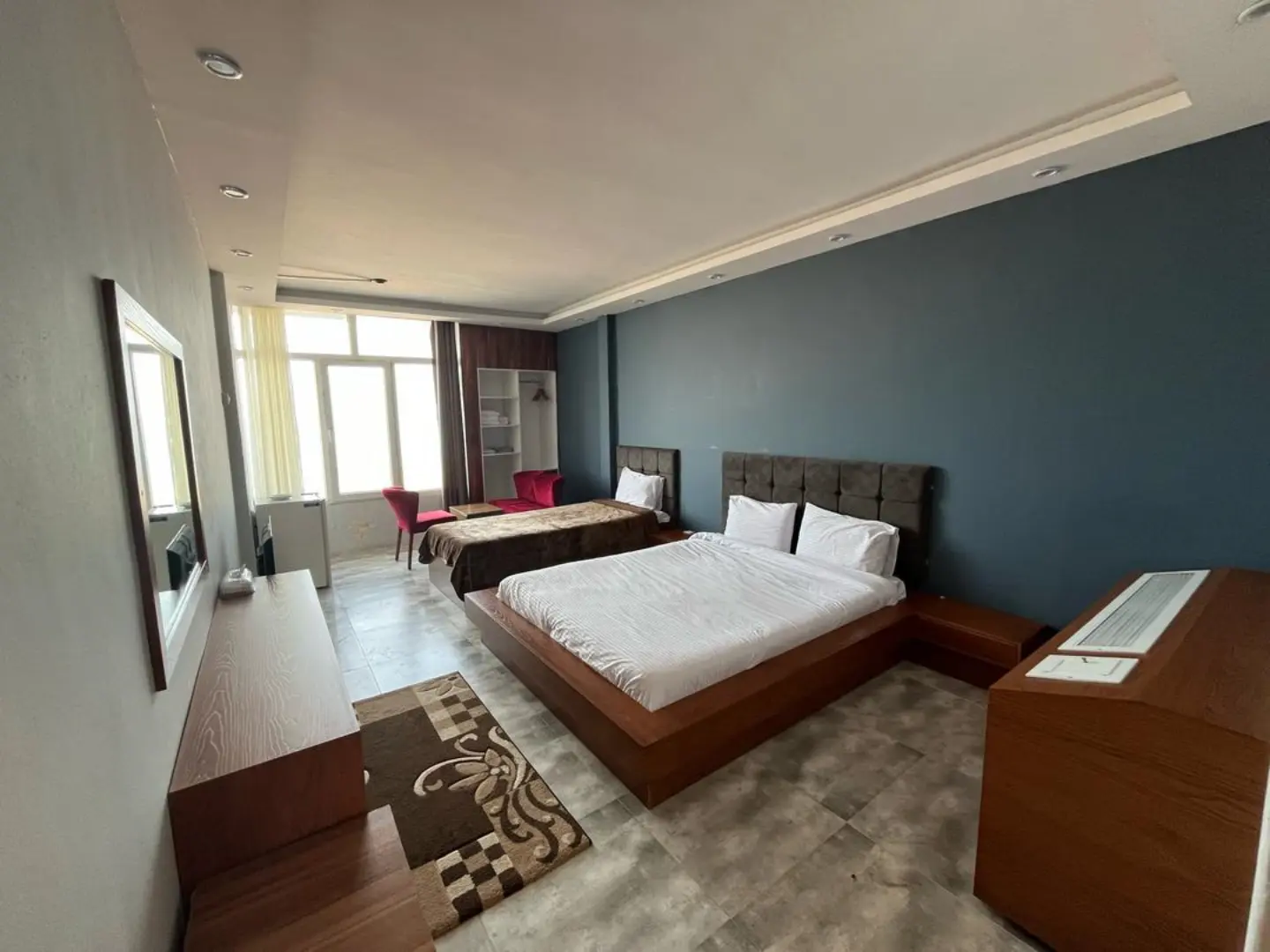 هتل بزرگ کادوسان بندر انزلی - اتاق 3 تخته (1 تخت 2 نفره 1 تخت 1 نفره)