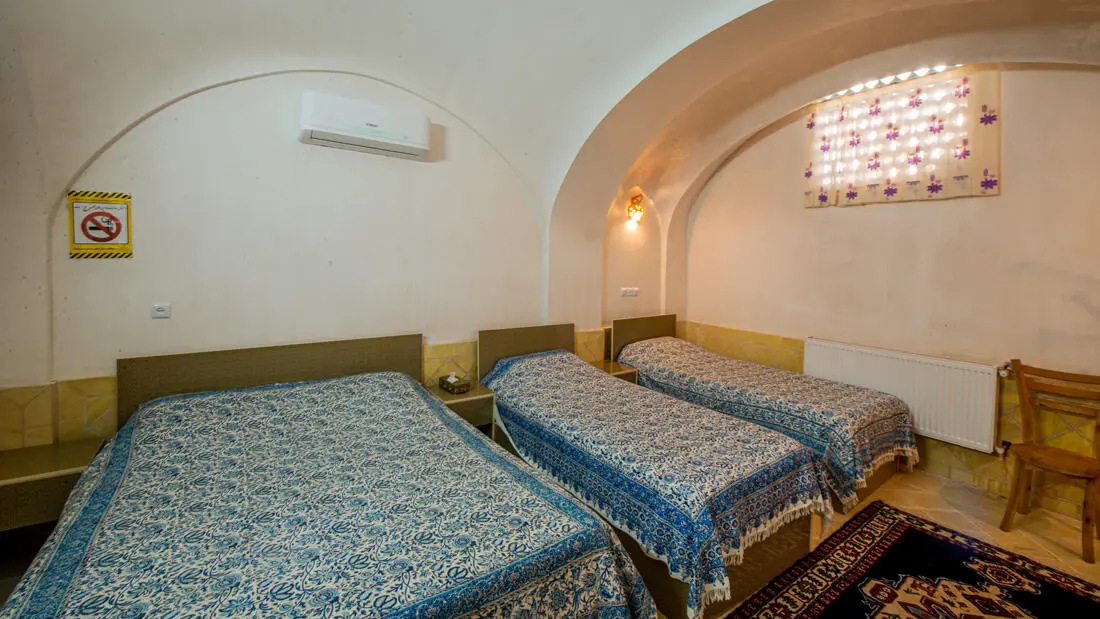 اقامتگاه سنتی خانه پارسی کاشان - اتاق 4 تخته (1 تخت 2 نفره 2 تخت 1 نفره)