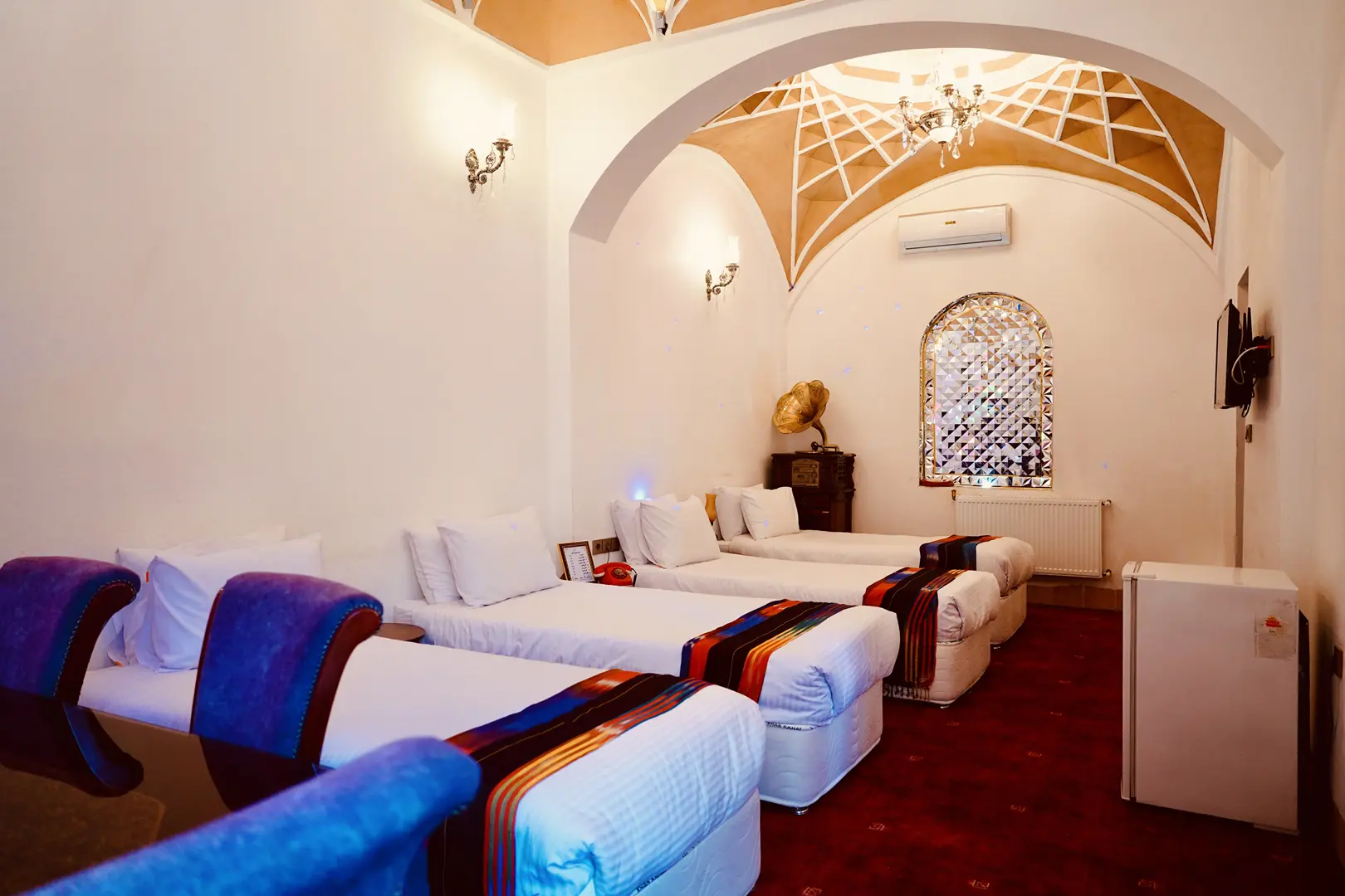 اقامتگاه سنتی شیخداد یزد - اتاق 4 تخته (4 تخت 1 نفره)