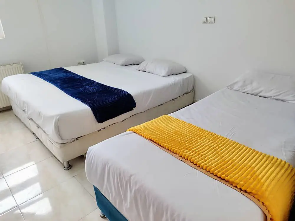 هتل آپارتمان آرنیکا شیراز - اتاق 3 تخته (1 تخت 2 نفره 1 تخت 1 نفره)