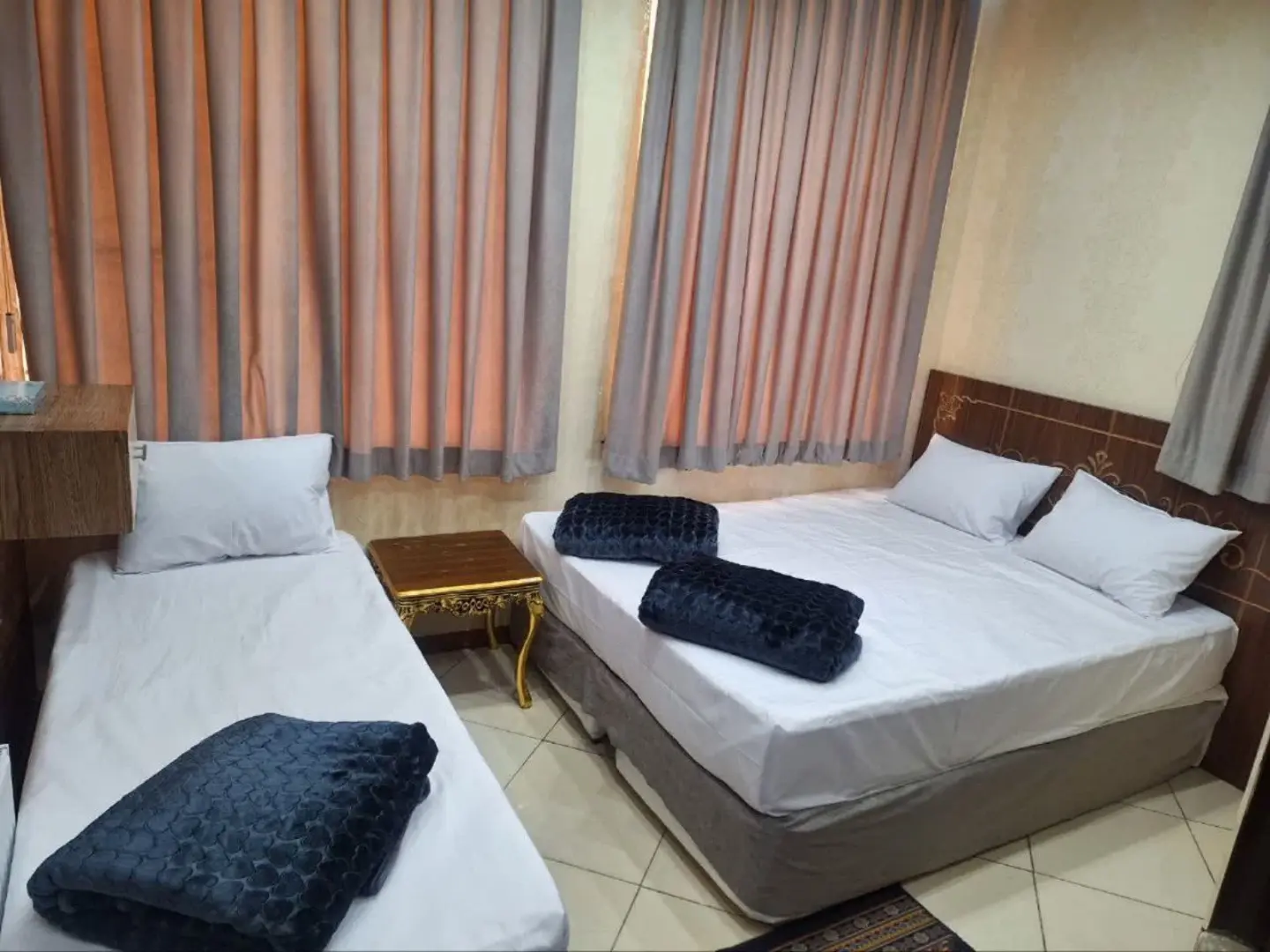 هتل آپارتمان سورن مشهد - اتاق 3 تخته (1 تخت 2 نفره 1 تخت 1 نفره)