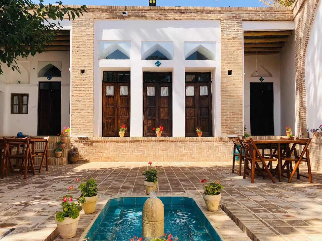 اقامتگاه سنتی عمارت اجلال تفرش - نمای محوطه