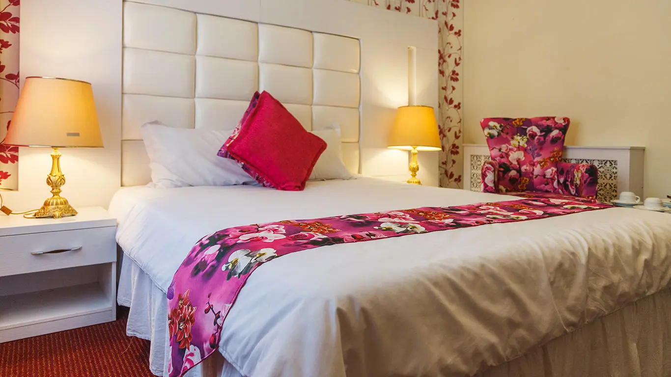 هتل بلوط تهران - اتاق 2 تخته (1 تخت 2 نفره)