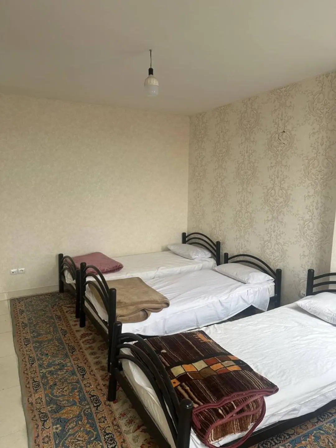 مهمانپذیر کشاورز تهران - اتاق 3 تخته (3 تخت 1 نفره)