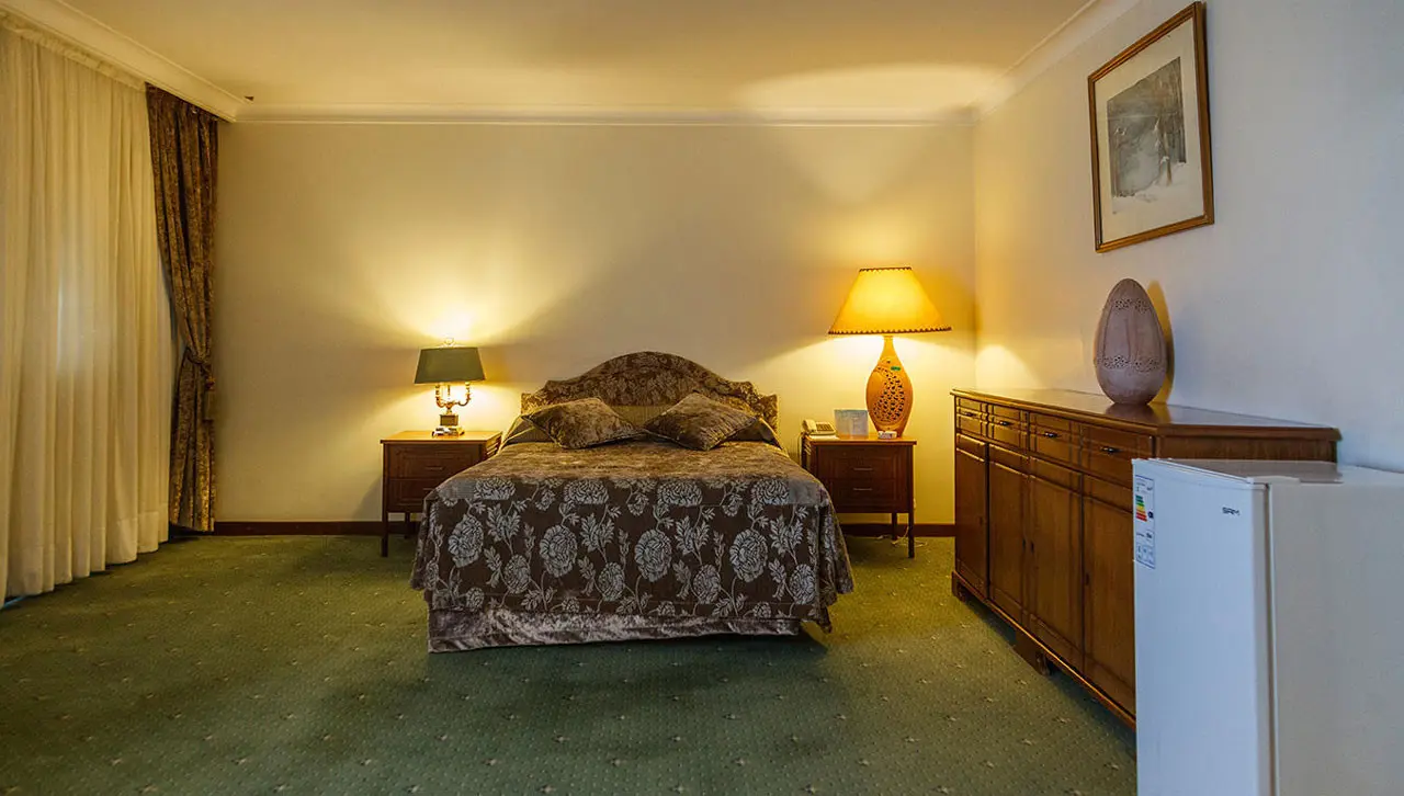 هتل بین المللی لاله تهران - اتاق 2 تخته (1 تخت 2 نفره)