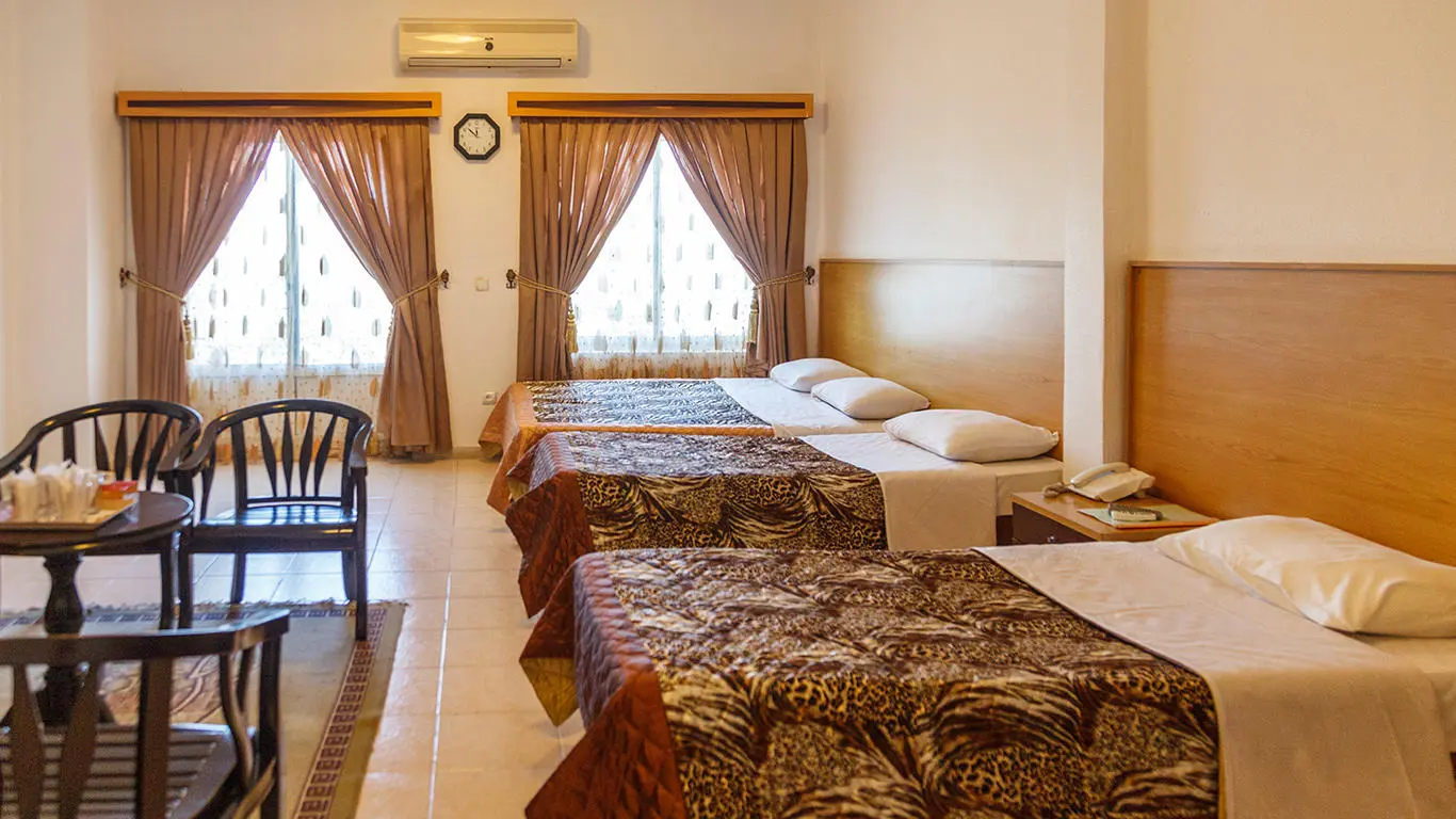 هتل آفتاب شرق کیش - اتاق 4 تخته (1 تخت 2 نفره 2 تخت 1 نفره)