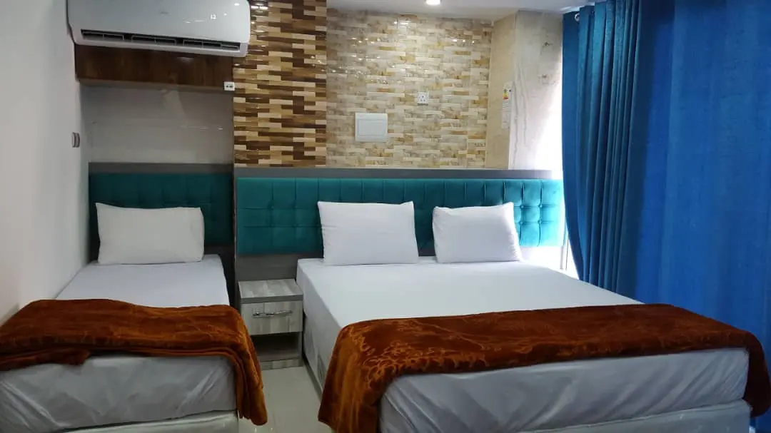 هتل رخسار قشم - اتاق 3 تخته (1 تخت 2 نفره 1 تخت 1 نفره)