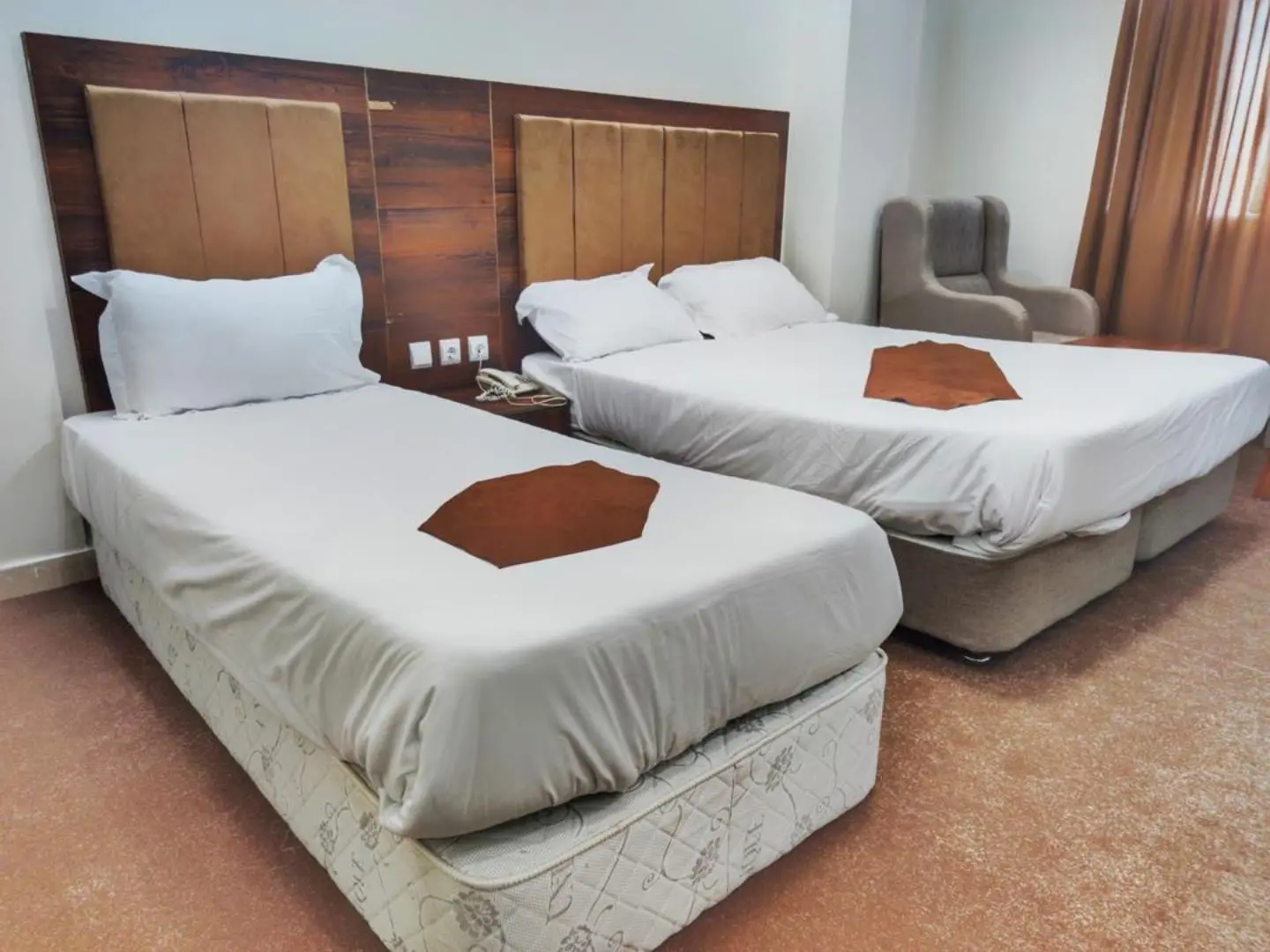 هتل سما 1 قشم - اتاق 3 تخته (1 تخت 2 نفره 1 تخت 1 نفره)