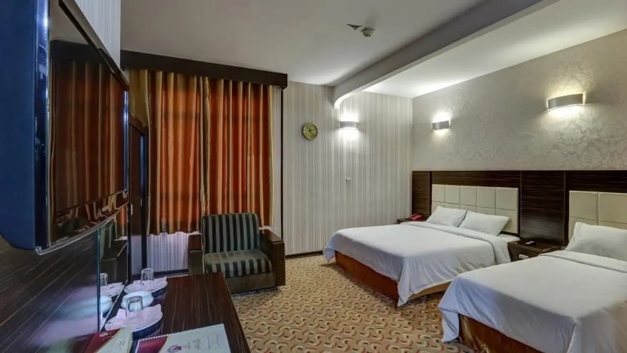 هتل کریمه قم - اتاق 3 تخته (1 تخت 2 نفره 1 تخت 1 نفره)