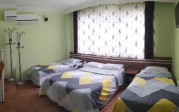 خانه مسافر وارش قم - اتاق 4 تخته (1 تخت 2 نفره 2 تخت 1 نفره)