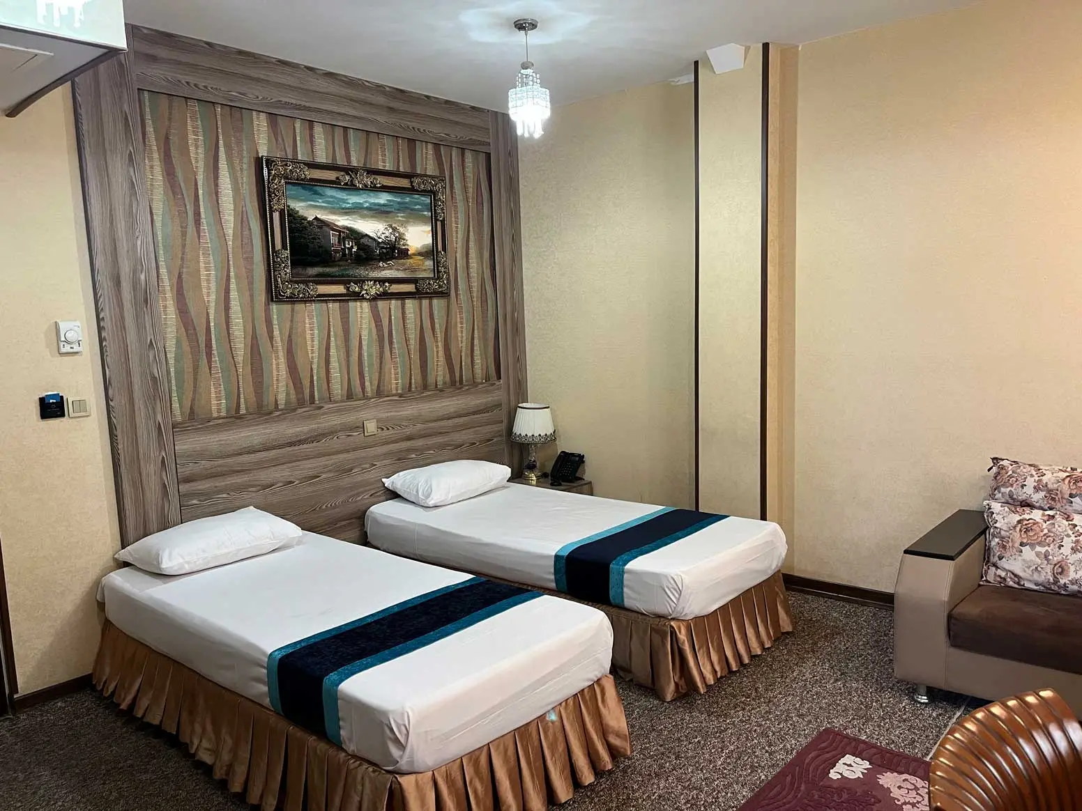 هتل استقلال قم - اتاق 2 تخته (2 تخت 1 نفره)