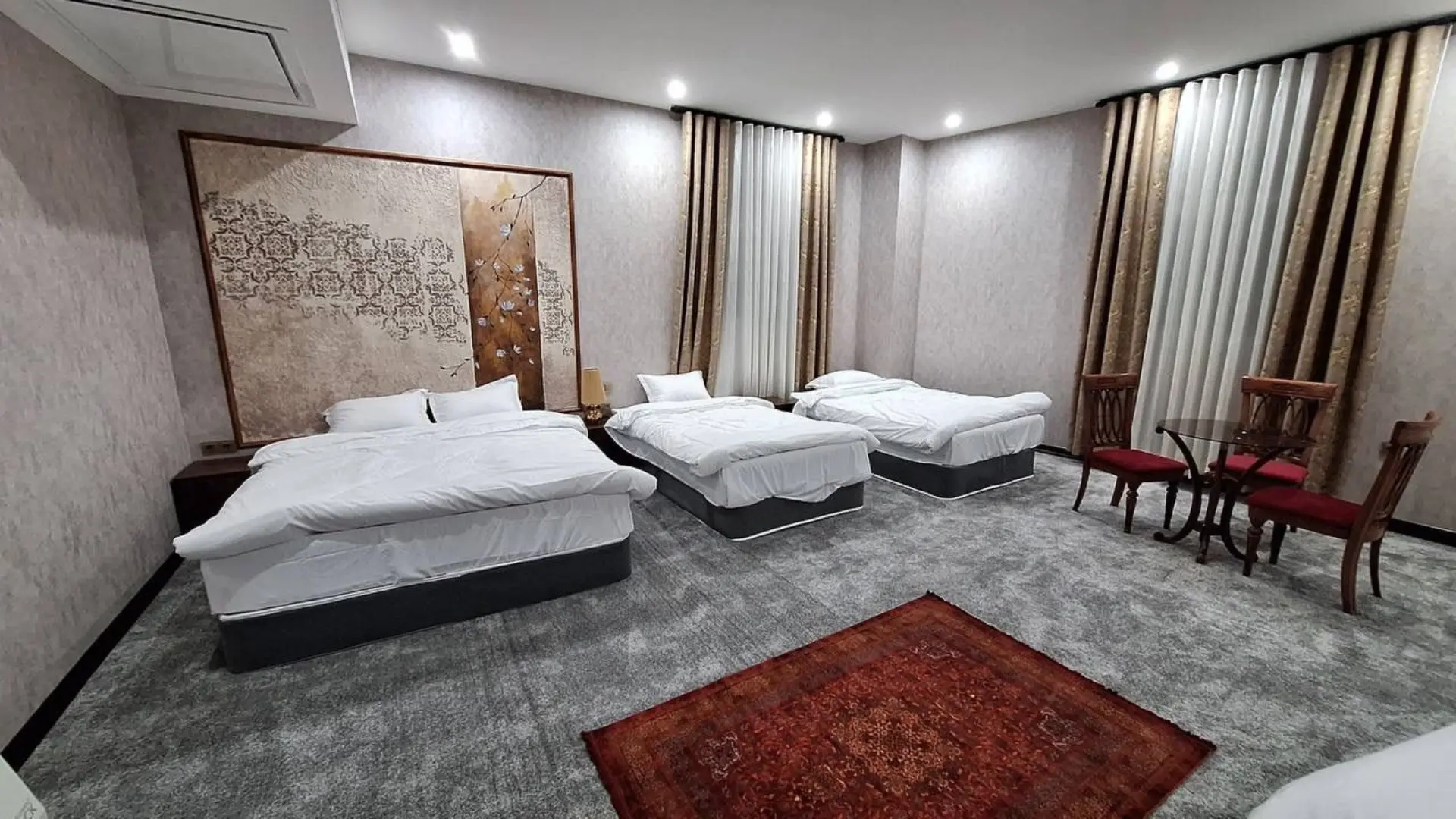 مجتمع گردشگری قصر برلیان سمنان - اتاق 4 تخته (1 تخت 2 نفره 2 تخت 1 نفره)