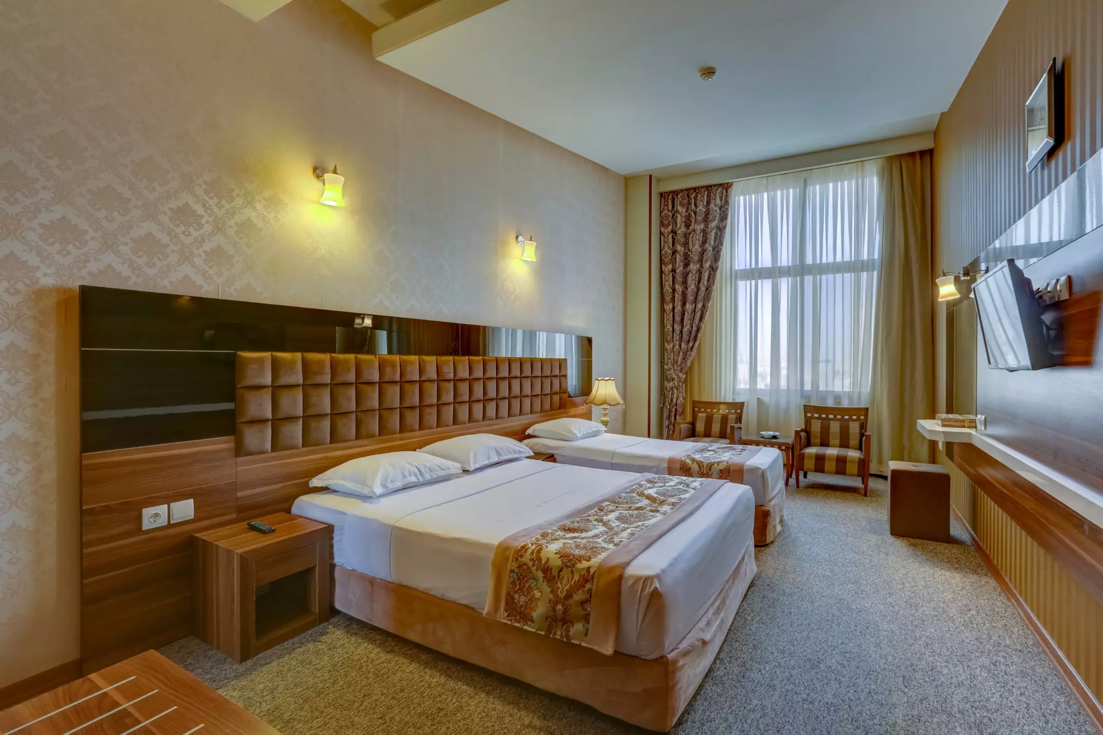 هتل سی نور مشهد - اتاق 3 تخته (1 تخت 2 نفره 1 تخت 1 نفره)