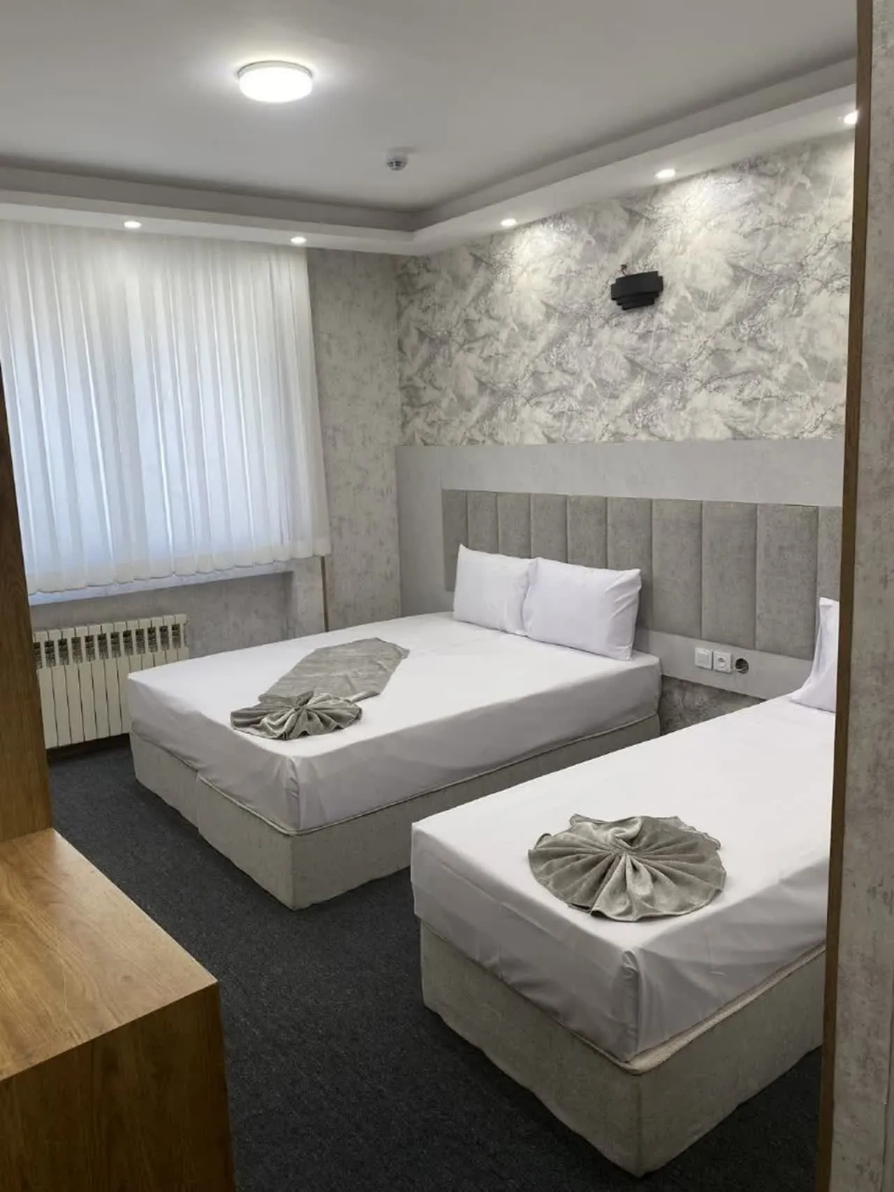 هتل آپارتمان فریادی مشهد - اتاق 3 تخته (1 تخت 2 نفره و 1 تخت 1 نفره)