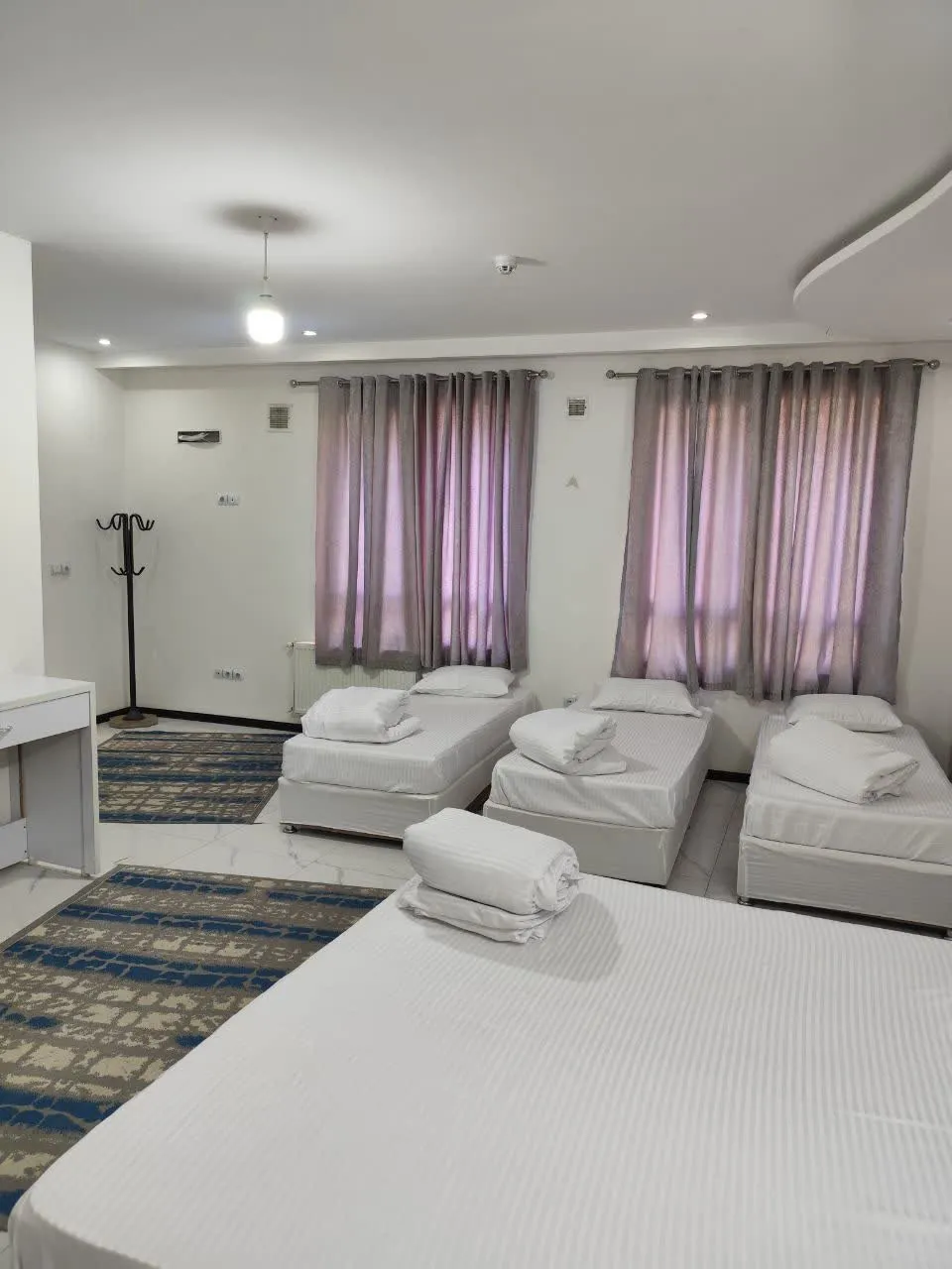 هتل آپارتمان مظفر مشهد - اتاق 5 تخته (1 تخت 2 نفره و 3 تخت 1 نفره)