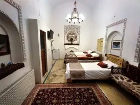 اقامتگاه سنتی خادمی کاشان - اتاق 3 نفره (1تخته 1 نفره و1 تخته 2 نفره)
