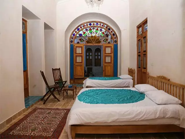 اقامتگاه سنتی خانه مرشدی کاشان - اتاق 3 تخته (1 تخته 1 نفره و 1 تخته 2 نفره)