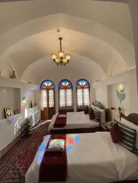 اقامتگاه سنتی سرای سهراب کاشان - اتاق 3 تخته (1 تخته 1 نفره و 1 تخته 2 نفره)