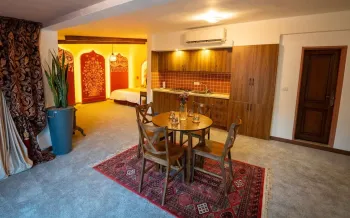 اقامتگاه سنتی عمارت 85 تهران - نمای اتاق