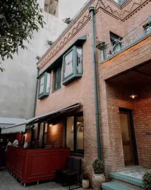 اقامتگاه سنتی عمارت 85 تهران - نمای بیرونی