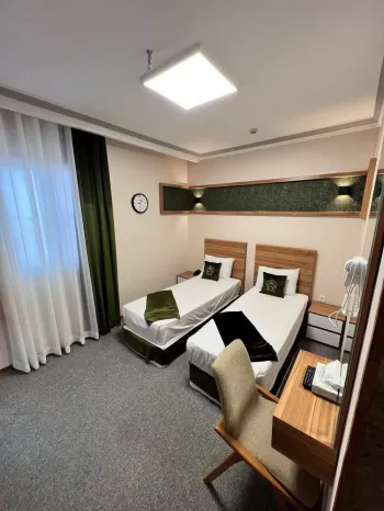 هتل ضیافت نور مشهد - اتاق ۲ تخته (۲ تخت ۱ نفره)