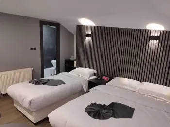 هتل یاس تهران - اتاق 3 تخته (1 تخت 2 نفره و 1 تخت 1 نفره)