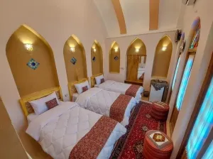 اقامتگاه سنتی یزدان گرد یزد - اتاق 3 تخته (3 تخت 1 نفره)