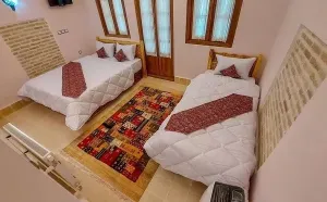 اقامتگاه سنتی یزدان گرد یزد - اتاق 3 تخته (1 تخت 1 نفره و 1 تخت 2 نفره)