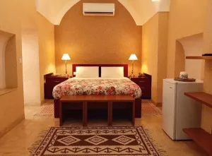 اقامتگاه بومگردی خانه سه نیک یزد - اتاق 2 تخته (1 تخت 2 نفره)