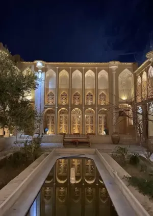 اقامتگاه بومگردی خانه سه نیک یزد - نمای محوطه