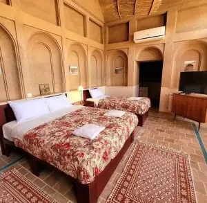 اقامتگاه بومگردی خانه سه نیک یزد - اتاق 3 تخته (1 تخت 2 نفره و 1 تخت 1 نفره)