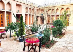 اقامتگاه بومگردی شعرباف یزد - نمای محوطه