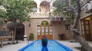 اقامتگاه سنتی سروش یزد - نمای محوطه