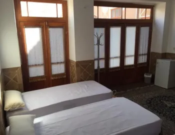 اقامتگاه بومگردی کوچه حنا یزد - اتاق 2 تخته (2 تخت 1 نفره)