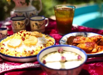 اقامتگاه بومگردی کوچه حنا یزد - میز غذا