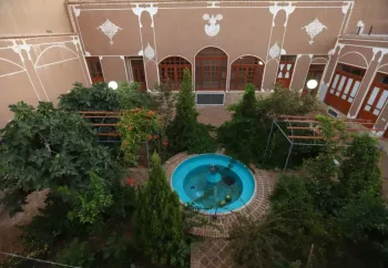 اقامتگاه بومگردی کوچه حنا یزد - نمای محوطه